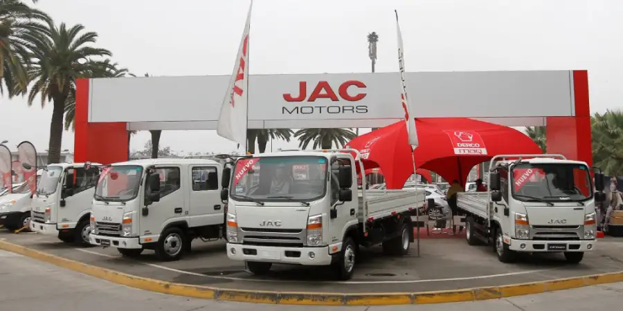 JAC Camiones inaugura nuevo pórtico en Movicenter